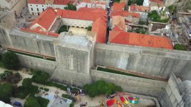 Dubrovnik Duvarları, Pila Kapısı, Minceta Kulesi, ana caddesi Stradun, liman, Fort Bokar ve St. Lawrence Kalesi olan ünlü ortaçağ şehri.
