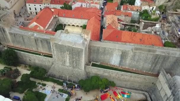 Воздушный Вид Стены Дубровника Знаменитый Средневековый Город Пилой Гейт Башней — стоковое видео