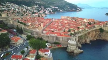 Dubrovnik Duvarları, Pila Kapısı, Minceta Kulesi, ana caddesi Stradun, liman, Fort Bokar ve St. Lawrence Kalesi olan ünlü ortaçağ şehri.