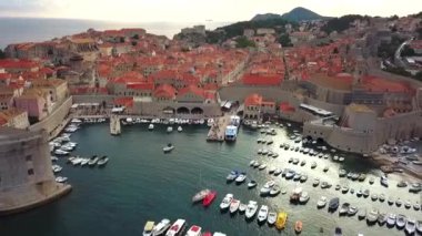 Dubrovnik Duvarları, Pila Kapısı, Minceta Kulesi, ana caddesi Stradun, liman, Fort Bokar ve St. Lawrence Kalesi olan ünlü ortaçağ şehri.
