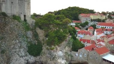 Dubrovnik Duvarları, Pila Kapısı, Minceta Kulesi, ana caddesi Stradun, liman, Fort Bokar ve St. Lawrence Kalesi olan ünlü ortaçağ şehri.