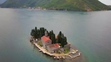 St. George Adası, Perast - Karadağ 'ın Kotor Körfezi' nde bir manastırı olan küçük bir ada