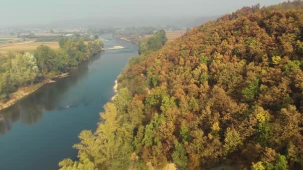 Ομιχλώδες Πρωινό Στην Όχθη Του Ποταμού Φθινοπωρινά Χρώματα — Αρχείο Βίντεο