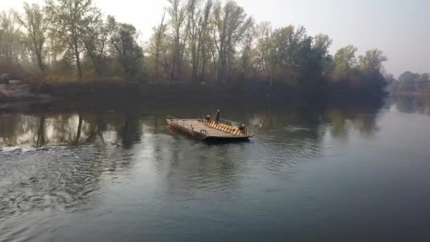 农村地区农业机械横渡河流的旧式手动电缆轮渡 — 图库视频影像