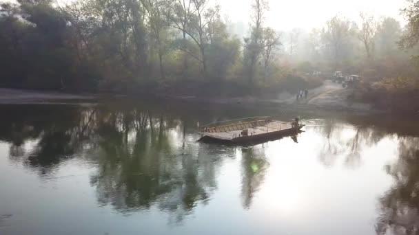 Vieux ferry à câble manuel pour le transport de machines agricoles à travers le fleuve dans les campagnes rurales 