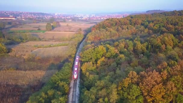 Podwójny Pociąg Kursujący Przez Przedmieścia Zbliżający Się Miasta Jesienny Zachód — Wideo stockowe