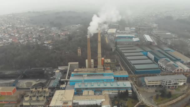 Cerobong Asap Pabrik Menghasilkan Polusi Udara Berat Dengan Membakar Bahan — Stok Video