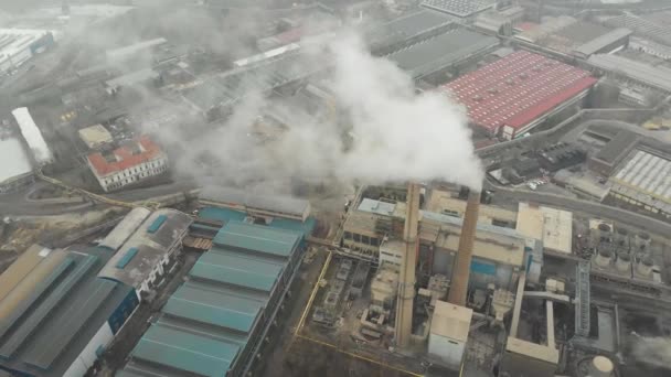 Заводские Трубы Производящие Тяжелые Загрязнения Воздуха Путем Сжигания Ископаемого Топлива Стоковое Видео