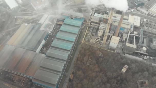 Fabrikschornstein Verursacht Starke Luftverschmutzung Durch Verbrennung Fossiler Brennstoffe Zum Heizen — Stockvideo