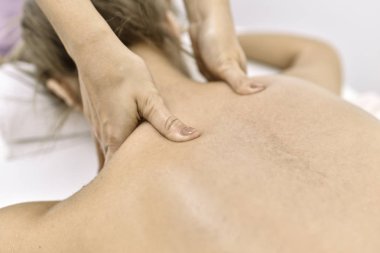 Salonda rahatlama masajı.