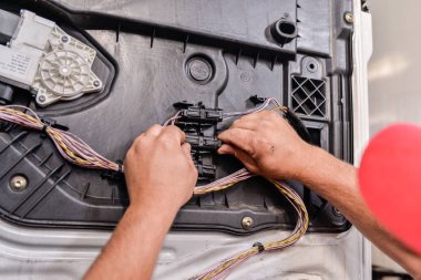 Atölyede çalışan otomatik elektrikçi