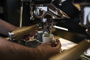  Espresso makinesinde kahve yapmak.