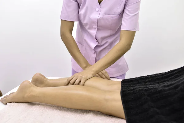 Massagem Relaxante Revigorante Profissional — Fotografia de Stock