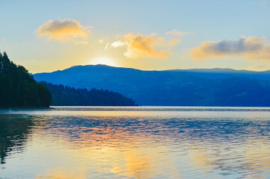  Ufukta gökyüzü olan dağ gölü