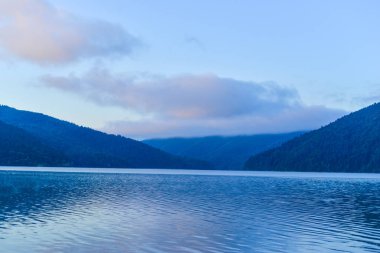  Ufukta gökyüzü olan dağ gölü