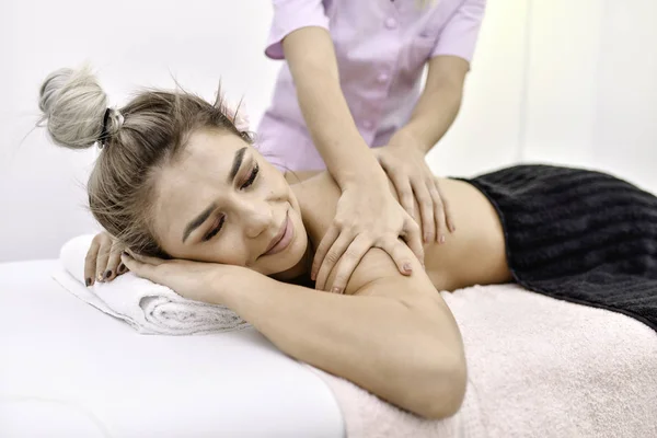 Jonge Vrouw Ontvangen Een Massage — Stockfoto