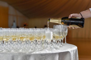  şarap kadehleri masada.