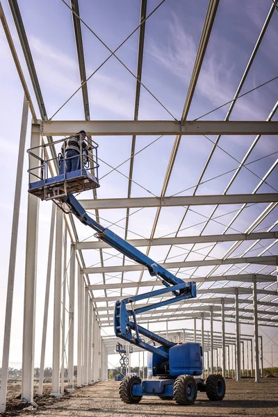 Metal yapı ve beton çubuklarının kurulumu