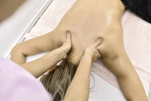 Ung Kvinna Massagesalongen — Stockfoto