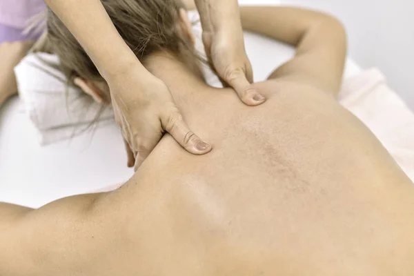 Ung Kvinna Massagesalongen — Stockfoto