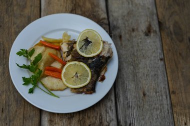  Fırında pişmiş balık.