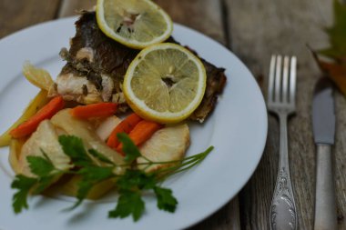  Fırında pişmiş balık.