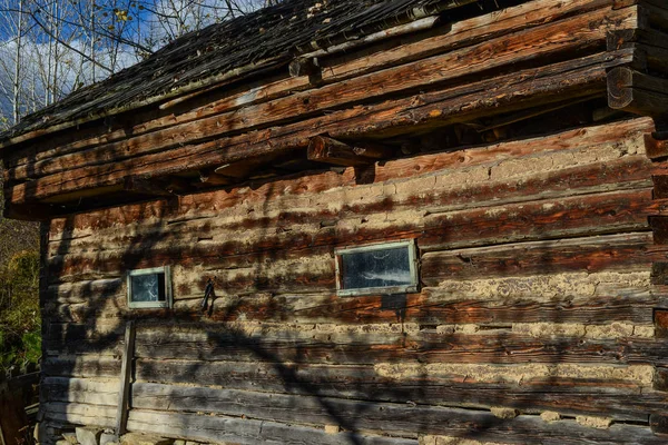 Stary Opuszczony Drewniany Dom — Zdjęcie stockowe