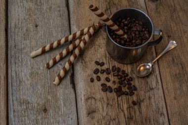  Masanın üzerinde metal bardakta kahve.