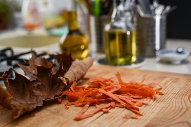  Taze sebzeler masada.