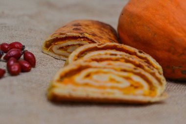 Arka planda balkabağı turtası