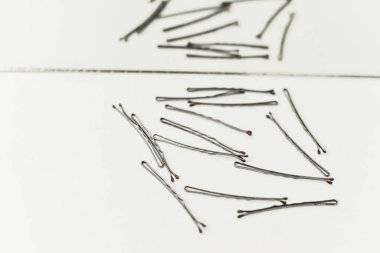 Arka planda saç tokaları