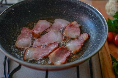  Tavada kızarmış pastırma.