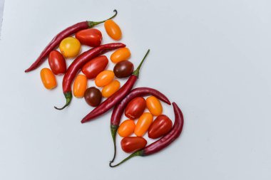  biber ve domates beyaz zemin üzerine