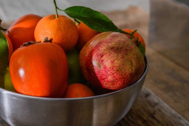  Masanın üzerinde egzotik meyveler var.