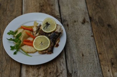 Sebze ve kızarmış balık.