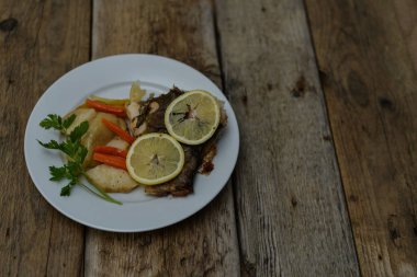 Sebze ve kızarmış balık.