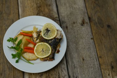 Sebze ve kızarmış balık.