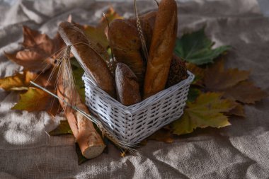  Arka planda sepetteki ekmek