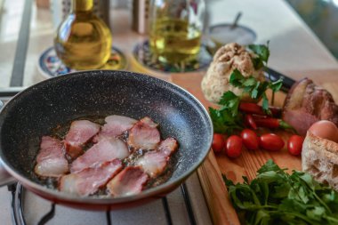 Arka planda kızarmış jambon ve sebze