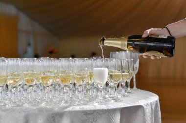 şarap kadehleri masada.