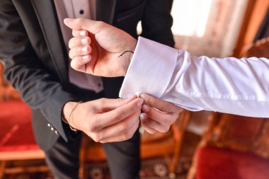  Gelin ve damat el ele tutuşuyorlar.