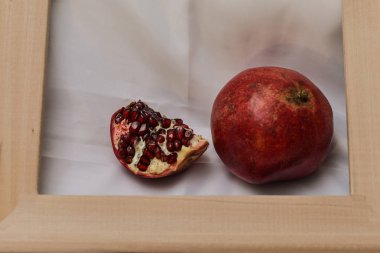 Arkaplanda çerçeve içinde nar