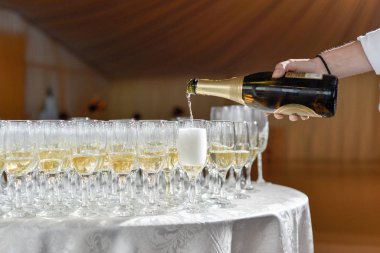 Masada bir kadeh şampanya.