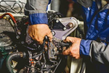  Otomatik tamirci motor üzerinde çalışır