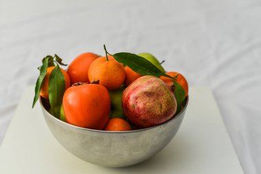  Bir kase taze tropikal meyve.