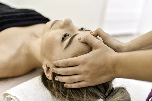 Ung Kvinna Massage Salongen — Stockfoto