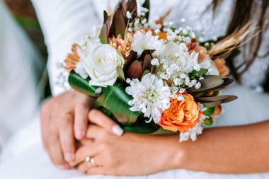 Gelinin elinde düğün buketi