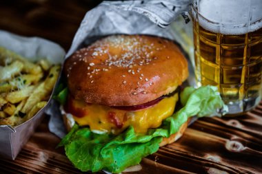  Hamburger ve bira masada.
