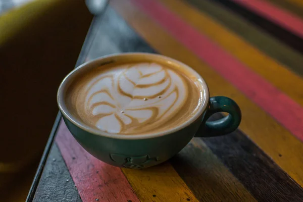 Cangkir Dengan Cappuccino Atas Meja Berwarna — Stok Foto