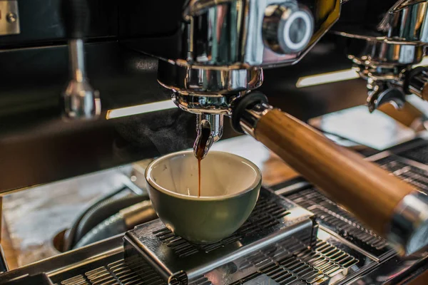 Kahve Barında Kahve Yapmak — Stok fotoğraf
